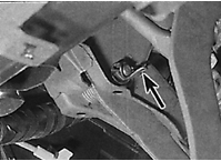 Расположение скобы фиксации оси педали сцепления