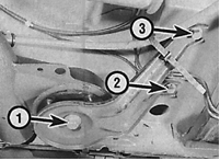 Расположение элементов крепления передней поперечной балки задней подвески на