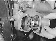 Снятие крышки термостата вместе с термостатом