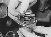 Снятие уплотнительного кольца с термостата на моделях 2,0 л