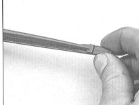 7. При необходимости замены рабочего элемента стеклоочистителя сильно сожмите