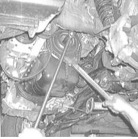 5. Удерживая шкив коленчатого вала от проворачивания цепным ключом, отдайте болт