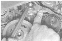 11. Временно вверните один из болтов крепления крышки газораспределительного