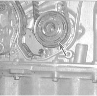 5. Установите сверху на зубчатое колесо коленчатого вала наружную направляющую