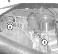 6. Затяните с требуемым усилием болт крепления промежуточного ролика. Выверните