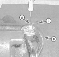 3. Зажмите натяжитель за фланец (ни в коем случае не за корпус) в тиски таким