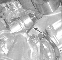 5. Вверните на место сервисный болт. Установите натяжитель на штатное место,