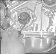 2. Аккуратно поддев специальным инструментом или большой отверткой, извлеките