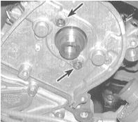 1. Снимите задние крышки газораспределительного ремня с обеих головок цилиндров