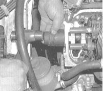 3. Смажьте губки нового сальника чистым двигательным маслом, затем посадите его