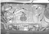 5. Выверните крепежные болты и отделите кожух масляного насоса от двигателя.