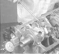 1. Прежде чем приступать к извлечению коленчатого вала из двигателя, измерьте