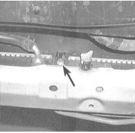4. На сборке вентилятора системы кондиционирования воздуха выверните нижний крепежный