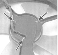 8. Для снятия приводного электромотора с кожуха вентилятора выверните крепежные