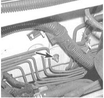 5. Отсоедините приводной трос от управляющей заслонки теплообменника отопителя,