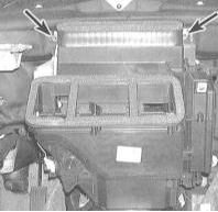 9. Снимите верхние фиксаторы крепления сборки отопителя к переборке двигательного