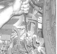 3. При помощи рожкового ключа ослабьте демпфер пульсаций топлива с целью сброса