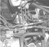 2. Ослабьте контргайку и высвободите трос акселератора из своего кронштейна.