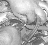 3. Поверните коленчатый рычаг оси дроссельной заслонки и извлеките из своего