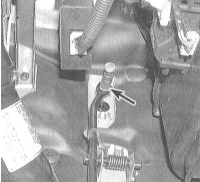 4. Под панелью приборов в водительском ножном колодце отсоедините трос акселератора