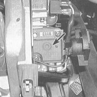 b) На 4-цилиндровых моделях необходимо снять с распределителя крышку и бегунок,