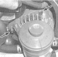 5. На 4-цилиндровых моделях выверните регулировочный и осевой болты и снимите