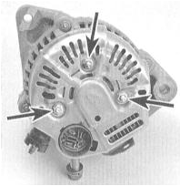 1. Отдайте три крепежных гайки и снимите заднюю крышку генератора, также отдайте