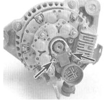 2. Выверните два винта крепления щеткодержателя.