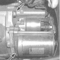 5. Отдайте крепежные болты и снимите стартер.