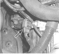 2. Рассоедините 10-контаткный разъем. Выверните болт держателя жгута электропроводки.