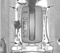 7. Выверните четыре винта крепления монтажной скобы основания рычага и снимите