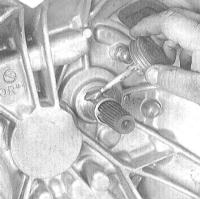 1. Набейте внутреннюю канавку выжимного подшипника тугоплавкой смазкой. Той же