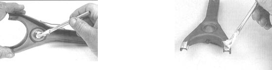 3. Введите выжимной подшипник в зацепление с вилкой выключения сцепления.