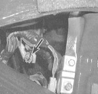 1. Датчик-выключатель размыкания цепи стартера расположен вблизи верхнего конца