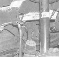 4. Выверните болт крепления внутреннего конца верхнего рычага к шасси.