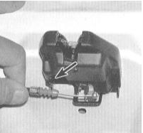 4. Отсоедините от защелки трос привода ее отпускания.