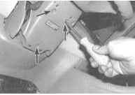 2. Вверните крепежные винты, разделите кожух на две части (верхнюю и нижнюю)