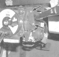 3. Выверните крепежные винты, рассоедините разъемы электропроводки и снимите