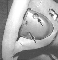 3. Выверните крепежные винты, рассоедините электрические разъемы и снимите переключатель