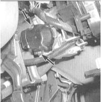 4. Выверните два крепежных винта и снимите сборку выключателя с рулевой колонки.