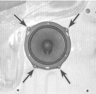 2. Выверните крепежные винты, извлеките сборку громкоговорителя из своего посадочного