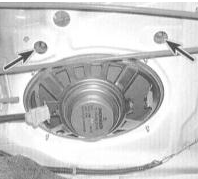 1. Внутри багажного отделения выверните винты крепления декоративных крышек громкоговорителей.