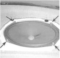 2. В салоне автомобиля снимите декоративную решетку и отдайте винты крепления