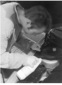 Пополнение жидкости: Поскольку уровень жидкости в компенсационном бачке должен