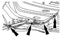 Снятие троса стояночного тормоза с днища автомобиля.