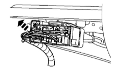 Вытащите основной штекер преднатяжителя ремней безопасности.