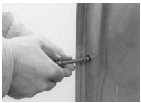 Перед вывинчиванием торх-винта осторожно снимите заглушку малой шлицевой отверткой.