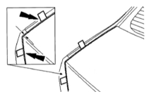 Вставьте распорный элемент (указан стрелкой) толщиной 4 мм между боковым краем